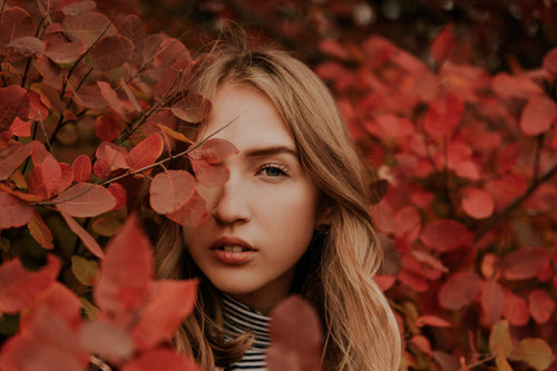 Femme entourée de feuilles