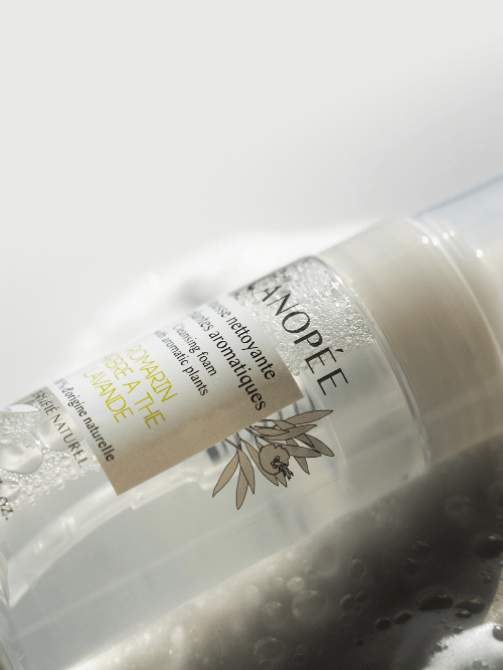 Mousse nettoyante aux plantes aromatiques